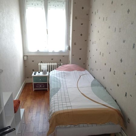 Petite Chambre Meublee Au Coeur De Ville - Chez L'Habitant Le Creusot Exterior photo