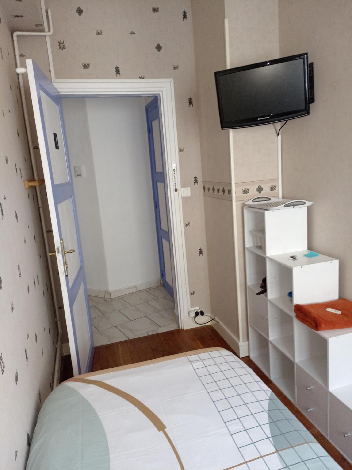 Petite Chambre Meublee Au Coeur De Ville - Chez L'Habitant Le Creusot Exterior photo